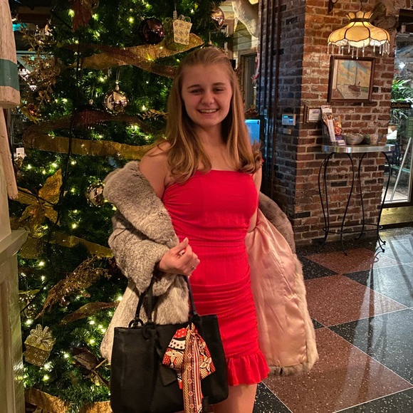 Meet your Posher, Emily - Picture 2 of 2